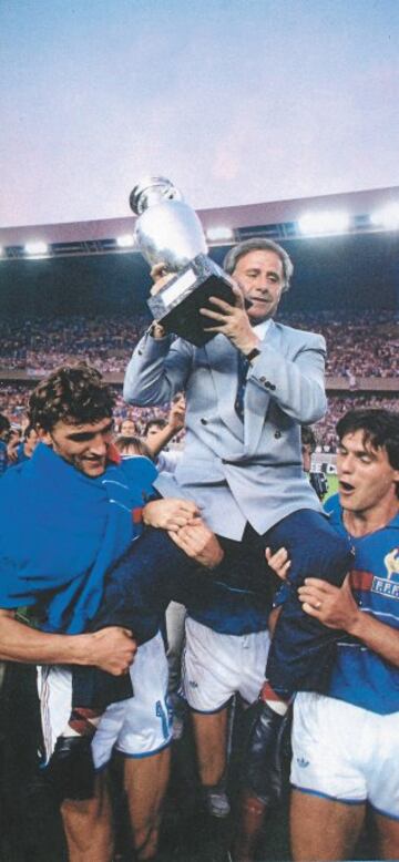 El sueño de España acabó en la final contra Francia. Arconada, que fue durante toda la Eurocopa el mejor de la Selección, falló en el primer gol de los franceses.
Francia, campeona en París. Michel Hidalgo, el entrenador, con el trofeo.