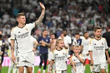 Kroos, acompañado de sus hijos, se despide del Bernabéu.