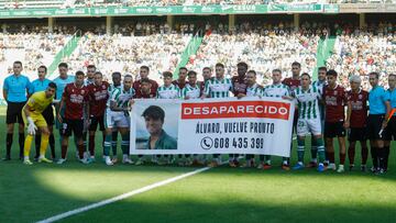 Córdoba 14/10/2023. Jugadores del Córdoba y el Mérida sostienen una pancarta en apoyo a la búsqueda del joven Álvaro Prieto, el chico de 18 años desaparecido en Sevilla y perteneciente al equipo juvenil del Córdoba CF, este sábado en el estadio del Arcángel antes de su encuentro. EFE/Salas
