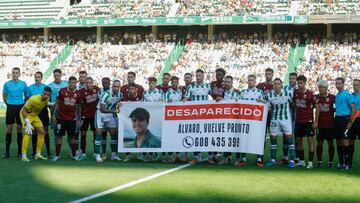 Córdoba 14/10/2023. Jugadores del Córdoba y el Mérida sostienen una pancarta en apoyo a la búsqueda del joven Álvaro Prieto, el chico de 18 años desaparecido en Sevilla y perteneciente al equipo juvenil del Córdoba CF, este sábado en el estadio del Arcángel antes de su encuentro. EFE/Salas
