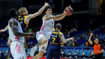 Gabriel Deck trata de anotar ante el Khimki.