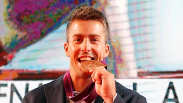 El piragüista español Sete Benavides posa con la medalla de bronce de los Juegos Olímpicos de Londres 2012.