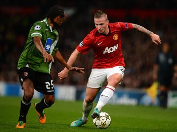 El lateral izquierdo de Manchester United fue campeón de la Premier League 2012 - 2013.