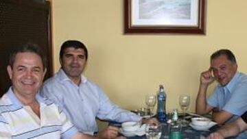 <b>JUANITO Y JUAN MANUEL COMPARTEN MESA Y MANTEL. </b>Nicolás Ortega, Juanito, Juan Manuel Rodríguez y Miguel Ángel Ramírez, ayer.