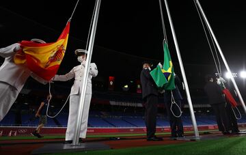 El momento del izado de las banderas. 