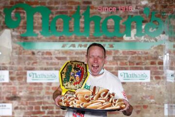 Joey Chestnut posa orgulloso tras batir su propio r&eacute;cord.