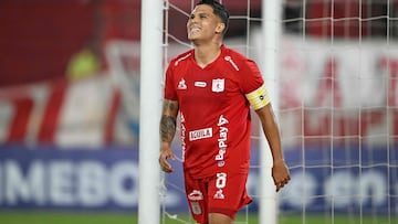 America de Cali's midfielder #08 Juan Fernando Quintero reacts after missing a chance to score during the Copa Sudamericana group stage football match between Argentina's Huracan and Colombia's America de Cali, at the Tomas A. Duco stadium in Buenos Aires, on April 23, 2025. (Photo by Luis ROBAYO / AFP)