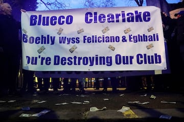 Pancartas de protesta de los aficionados del Chelsea contra BlueCo y Clearlake Capital, propietarios del club.