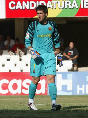 Pep Guardiola hizo debutar al portero vasco en 2009 frente al Mallorca. Ese día el Barça perdió pero tenía la confianza del entrenador que le conocía del Barça "B". Sin oportunidades, a la sombra de Valdés, Bravo o Ter Stegen, cambió de aires en 2014. Granada, Real Sociedad, Levante y Espanyol han contado con sus servicios.