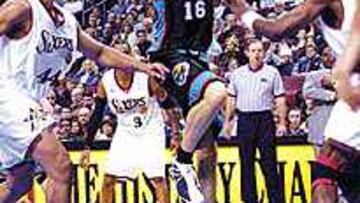 DEMOLEDOR. Gasol fue decisivo en el triunfo en Philadelphia.