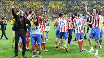 Simeone y Falcao, abrazados, celebran la Europa League conquistada en Bucarest (2012).