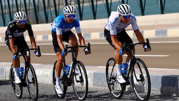 Corredores del equipo Gazprom, en una fuga del UAE Tour.