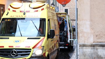 Varias ambulancias frente a la casa de Sóller donde se ha atrincherado un hombre, a 11 de enero de 2024, en Sóller, Mallorca, Baleares (España). El hombre que estaba atrincherado en su casa con un cuchillo, ha sido finalmente detenido por la Guardia Civil tras haber amenazado a otros agentes. El hombre estaba encerrado desde primera hora de hoy junto a su madre.
11 ENERO AMBULANCIA 2024;ATRINCHERADO;SUCESO;ARMAS;DETENIDO;CUCHILLO;PIXELADA
Isaac Buj / Europa Press
(Foto de ARCHIVO)
11/1/2024