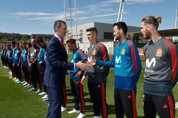 Felipe VI saluda al equipo. 