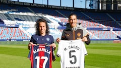 Alharilla y Carro, capitanas de Levante y Valencia, posan con sus camisetas antes del derbi.