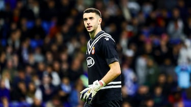El portero perico está de dulce y está llamando a la puerta de Luis de la Fuente. Además de estar cerca de parar el penalti a Stuani con el pie, cada encuentro hace paradas que le permiten a su equipo sumar puntos. Otra nueva exhibición, esta vez ante el Girona.