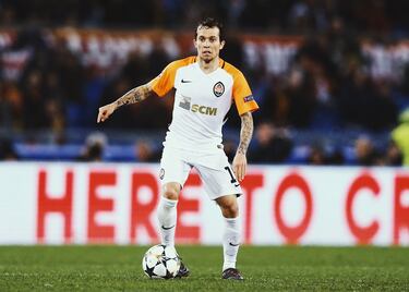 El Clube Atlético Mineiro vendió al brasileño por 25 millones de euros al Shakhtar Donetsk en la temporada 13/14. Actualmente juega como delantero en el Panathinaikos F. C. de la Superliga de Grecia.