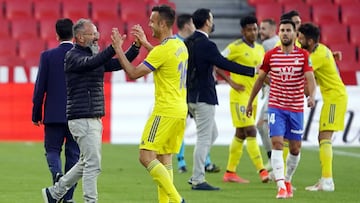 Juan Cala celebra con Álvaro Cervera el importante triunfo ante el Granada. 