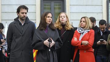 La secretaria general de Podemos, Ione Belarra, atiende a medios a su llegada al acto de homenaje a la Constitución, en el Congreso de los Diputados, a 6 de diciembre de 2023, en Madrid (España). Las Cortes Generales celebran el 45 aniversario de la Carta Magna en un acto institucional presidido por los presidentes del Congreso y del Senado y en el que participa el nuevo Ejecutivo de coalición y las altas autoridades del Estado. El acto tiene lugar en medio de las negociaciones por la tramitación de la ley de amnistía. Vox y los socios independentistas y nacionalistas del Gobierno repiten su ausencia en el acto institucional. 
El encuentro ha comenzado con la interpretación del tema ‘Aquellas pequeñas cosas’ de Joan Manuel Serrat y se cierra con ‘Al Alba’, uno de los éxitos de Luis Eduardo Aute, ambos interpretados por la cantante María Berasarte. Entre las canciones se leen una serie de artículos de la Constitución por parte de personas ajenas a la vida parlamentaria.
06 DICIEMBRE 2023;CONGRESO DE LOS DIPUTADOS;MADRID;ACTO HOMENAJE CONSTITUCIÓN;45 ANIVERSARIO;LEY DE AMINISTIA
Alberto Ortega / Europa Press
06/12/2023