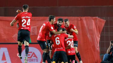 PALMA DE MALLORCA (ISLAS BALEARES), 26/09/2023.- Los jugadores del Mallorca celebran el gol de Vedat Muriqi ante el FC Barcelona este martes, durante el partido de LaLiga, entre el RCD Mallorca y el FC Barcelona, en Son Moix, Palma de Mallorca. EFE/ Cati Cladera