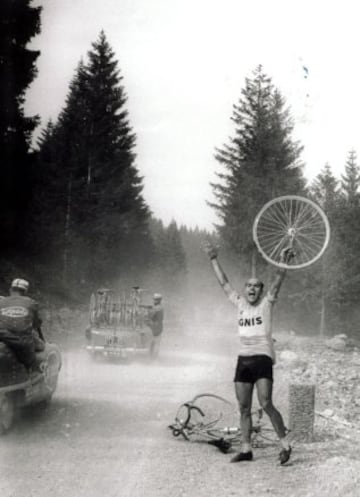 Miguel Poblet reclama desesperado una rueda en una etapa de los Dolomitas del Giro de Italia 1958.