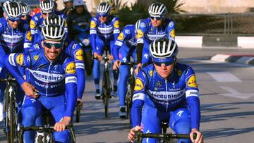 Los ciclistas del Deceuninck Quick-Step ruedan durante un entrenamiento.