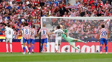 Julián Álvarez marca de lanzamiento de falta el 4-2 para el Atlético de Madrid. 
