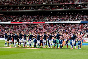 Los jugadores de ambos equipos se saludan antes del inicio del encuentro. 