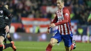 Fernando Torres conduciendo el bal&oacute;n.