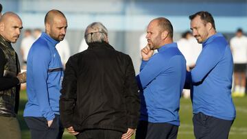 Manolo Gaspar con Jos&eacute; Alberto y el cuerpo t&eacute;cnico.