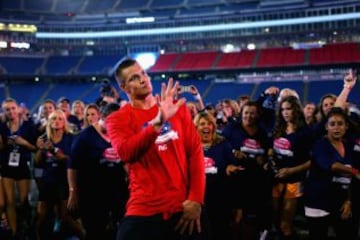 Rob Gronkowski enseña los fundamentos del fútbol americano a un grupo de mujeres.