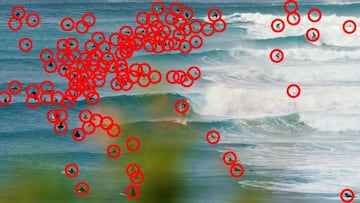 130 surfistas marcados con un círculo rojo en Superbank (Australia).