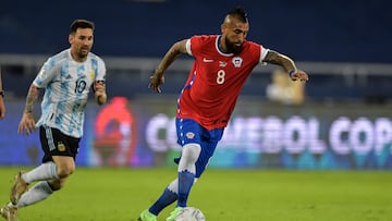 Futbol, Argentina vs Chile.
Copa America Brasil 2021.
El jugador de la seleccion chilena Arturo Vidal es fotografiado durante el partido del grupo A de la Copa America contra Argentina disputado en el estadio Nilton Santos de Rio de Janeiro, Brasil.
14/06/2021
Thiago Ribeiro/AGIF/Photosport
Football, Argentina vs Chile.
2021 Brazil Copa America Championship.
Chile's player Arturo Vidal is pictured during the Copa America Championship against Argentina held at the Nilton Santos stadium in Rio de Janeiro, Brazil.
14/06/2021
Thiago Ribeiro/AGIF/Photosport