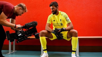 El portero m&aacute;s caro de la historia, el brasile&ntilde;o Alisson, durante su presentaci&oacute;n como jugador del Liverpool.