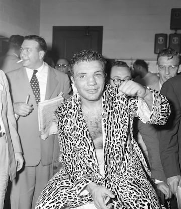 Jake LaMotta, 'Toro Salvaje', nació en Nueva York en 1921. Peleó en 106 combates de los que ganó 83 (30 por KO). Su gran rival fue Sugar Ray Robinson, al que ganó la segunda vez que se enfrentaron siendo el primer boxeador que conseguía vencerle. 
El 16 de junio de 1949 consiguió por KO el tí­tulo mundial de los pesos medios ante Marcel Cerdan. En la tercera defensa del título, el 14 de febrero de 1951, perdió ante Sugar Ray Robinson en una pelea que se bautizó como 'La matanza de San Valentín' debido a su crudeza. El 14 de abril de 1954 se subió al ring por última vez.
Después de su retirada compró un club nocturno. Tras perderlo por diversos problemas legales inició una carrera como comediante.
La película basada en su vida, Toro Salvaje, tuvo 8 nominaciones a los Óscar y se llevó 2 estatuillas (mejor montaje y mejor actor para Robert DeNiro).