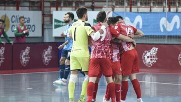 Los jugadores de ElPozo celebran su victoria en Torrejón.