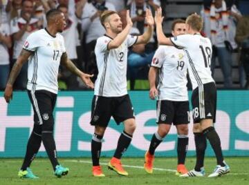 Los jugadores de Alemania celebrando el gol 1-0 de Shkodran Mustafi