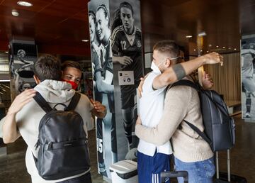 Saludo entre Unai Simón y Morata.