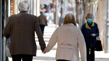 Una pareja de personas mayores pasea en Valencia.
