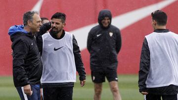 El Sevilla celebró ayer un entrenamiento muy distendido bajo el mando de Caparrós.