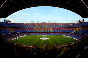 Andrés Iniesta tribute on final appearance for Barcelona.