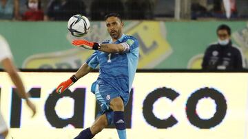 Futbol, Chile vs Paraguay.
Eliminatorias a Catar 2022.
El jugador de Chile Claudio Bravo, juega el baln durante el partido clasificatorio al mundial de Catar 2022 contra Paraguay disputado en el estadio San Carlos de Apoquindo, Chile.
10/10/2021
Andres Pina/Photosport
Football, Chile vs Paraguay.
Qatar 2022 worldcup quilifying match.
Chile's player Claudio Bravo play the ball during football match against Paraguay for Qatar 2022 worldcup quilifying at San Carlos de Apoquindo stadium in Santiago, Chile.
10/10/2021
Andres Pina/Photosport