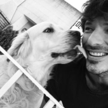 Andrés Velencosa junto a su perro Herry