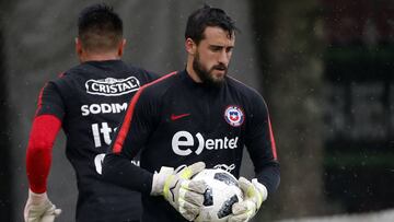 Fernando De Paul trabajó con los titulares durante el jueves. Todo apunta a que será el arquero de Chile contra Perú.