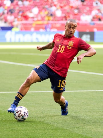 Nació en Italia, su padre y hermano en Brasil y él decidió representar a España, país donde se crió desde pequeño. La última vez que jugó con 'La Roja' fue en la Eurocopa de 2020.