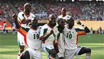 <B>BLACK POWER</B>. Senegal sigue sorprendiendo a propios y extraños en su primera aventura mundialista. Ayer empató con Dinamarca, aunque mereció más ante la Dinamita Roja, y se jugará los octavos ante Uruguay el próximo martes.