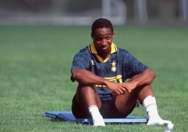 El pivote inglés, comenzó a deslumbrar en el inicio de la etapa gloriosa del Manchester United con Alex Ferguson en el banquillo. En 1995 firmó por el Inter, donde permaneció 2 temporadas, antes de volver a marcharse a Inglaterra, pero esta vez al eterno rival del United, al Liverpool.