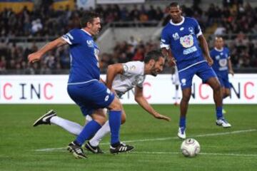 ROM01. ROMA (ITALIA), 12/10/2016.- Vincent Candela (i) y Gianluca Zambrotta (c), son vistos durante un partido de beneficencia 'Partido de la Paz- Unidos por la Paz' hoy, miércoles 12 de octubre de 2016, que es promovido por la fundación Escuelas del Encuentro, una organización impulsada por el papa Francisco, en el estadio Olímpico en Roma (Italia).