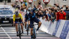 El ciclista del Movistar Alejandro Valverde celebra su victoria de etapa en la O Gran Camiño 2022.