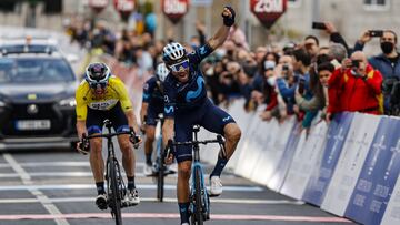 El ciclista del Movistar Alejandro Valverde celebra su victoria de etapa en la O Gran Camiño 2022.